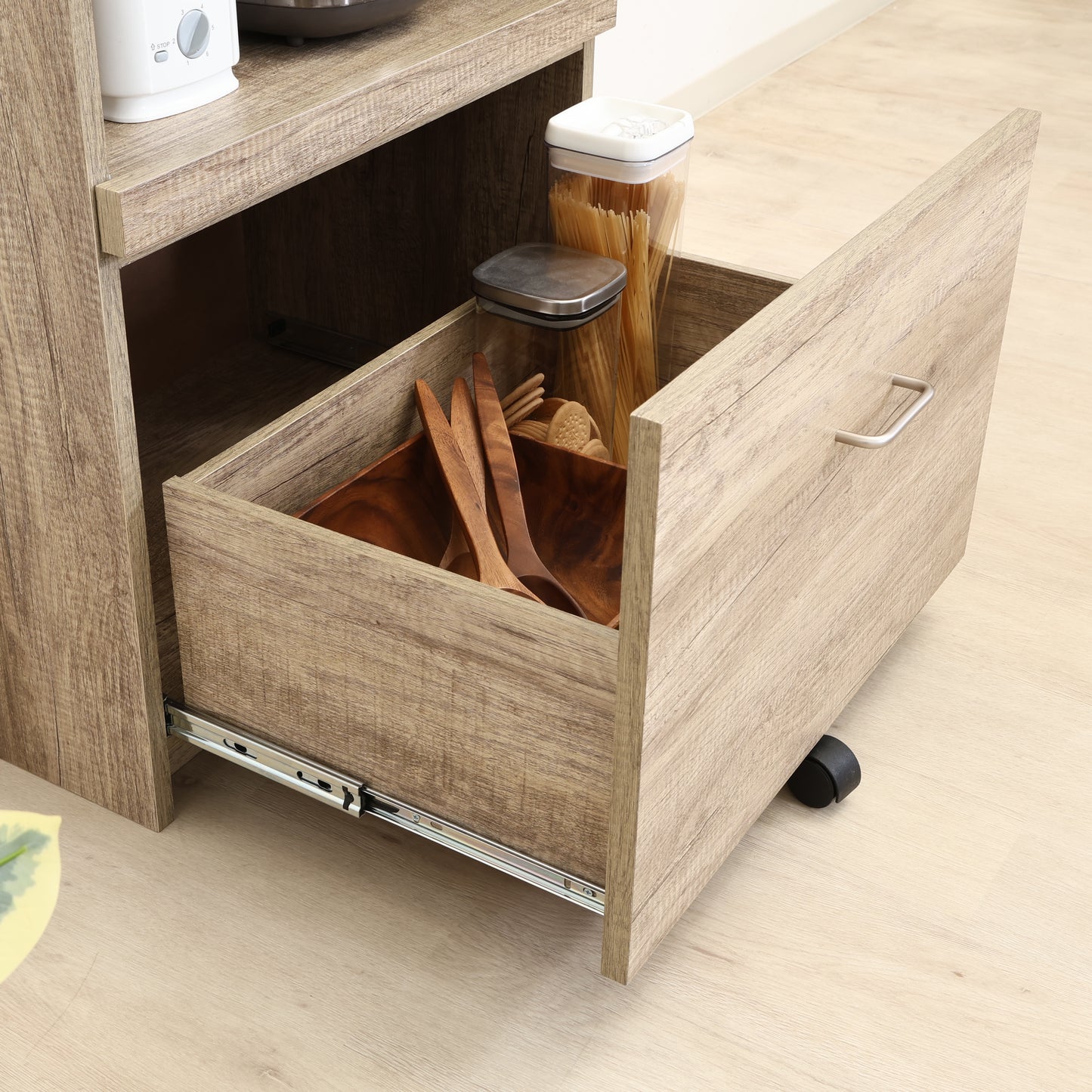 ユニット収納レンジボードグレーの下引き出しで食品やカトラリーが収納されている様子