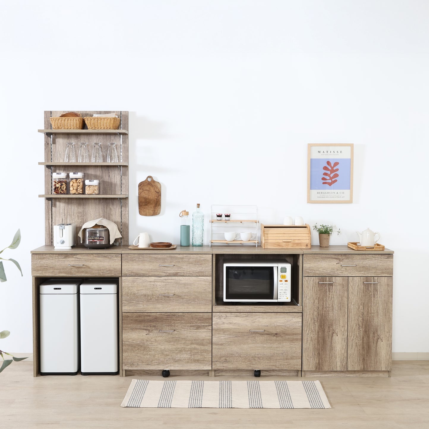 ユニット収納レンジボード含めユニット収納シリーズグレーが連結してダイニングに置かれている様子