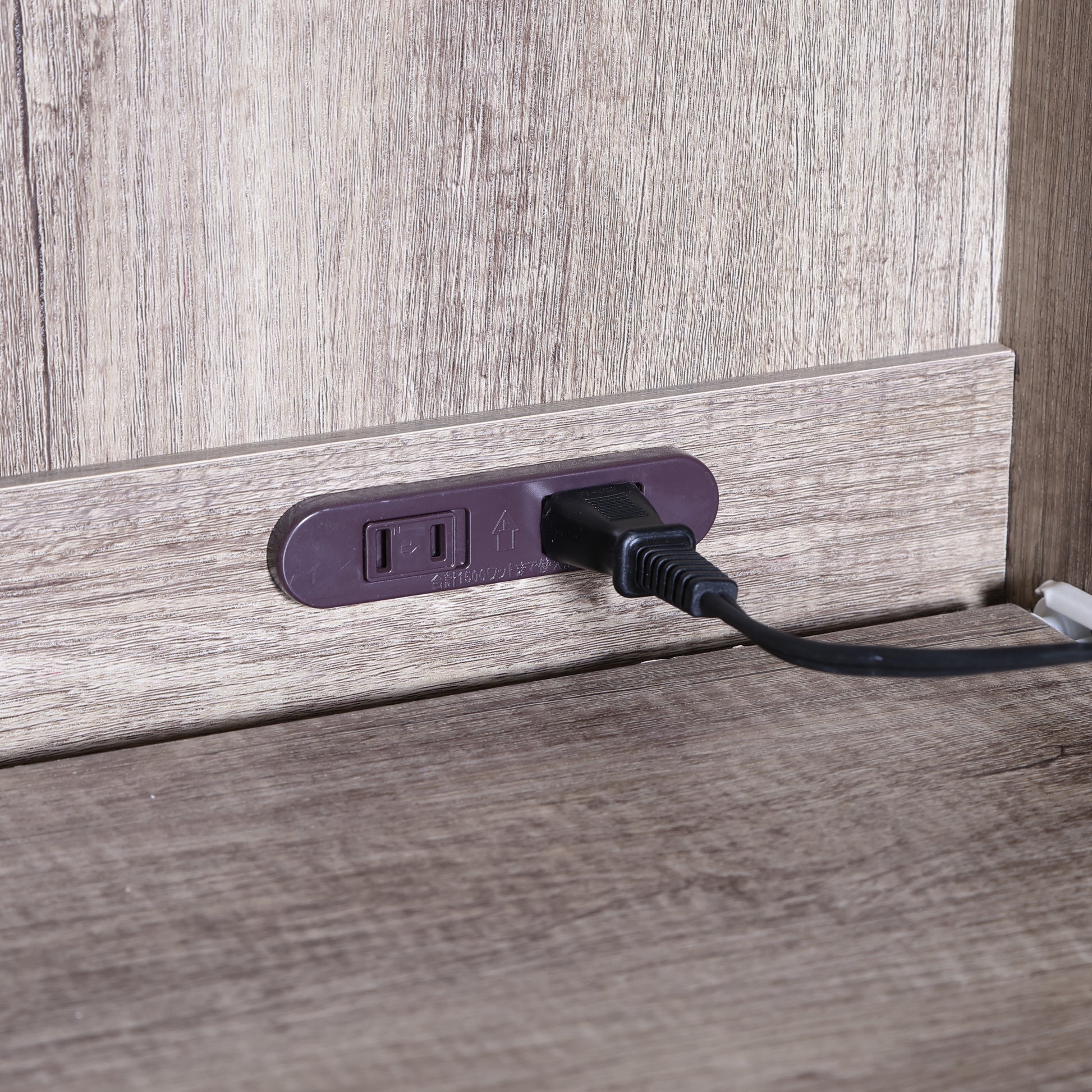 ユニット収納レンジボードグレーのコンセント部分をうつしている様子