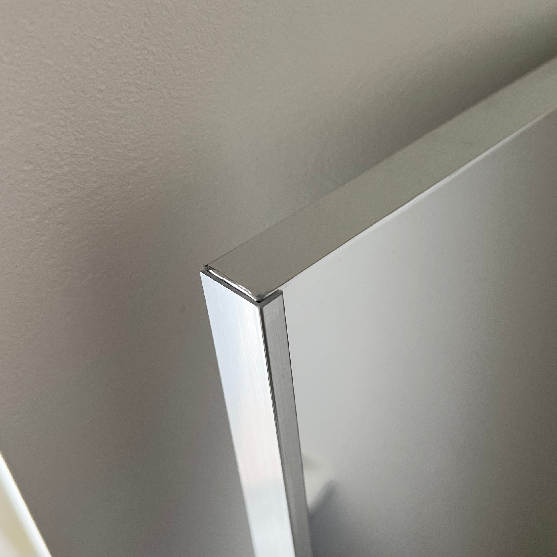 全身鏡の角の部分