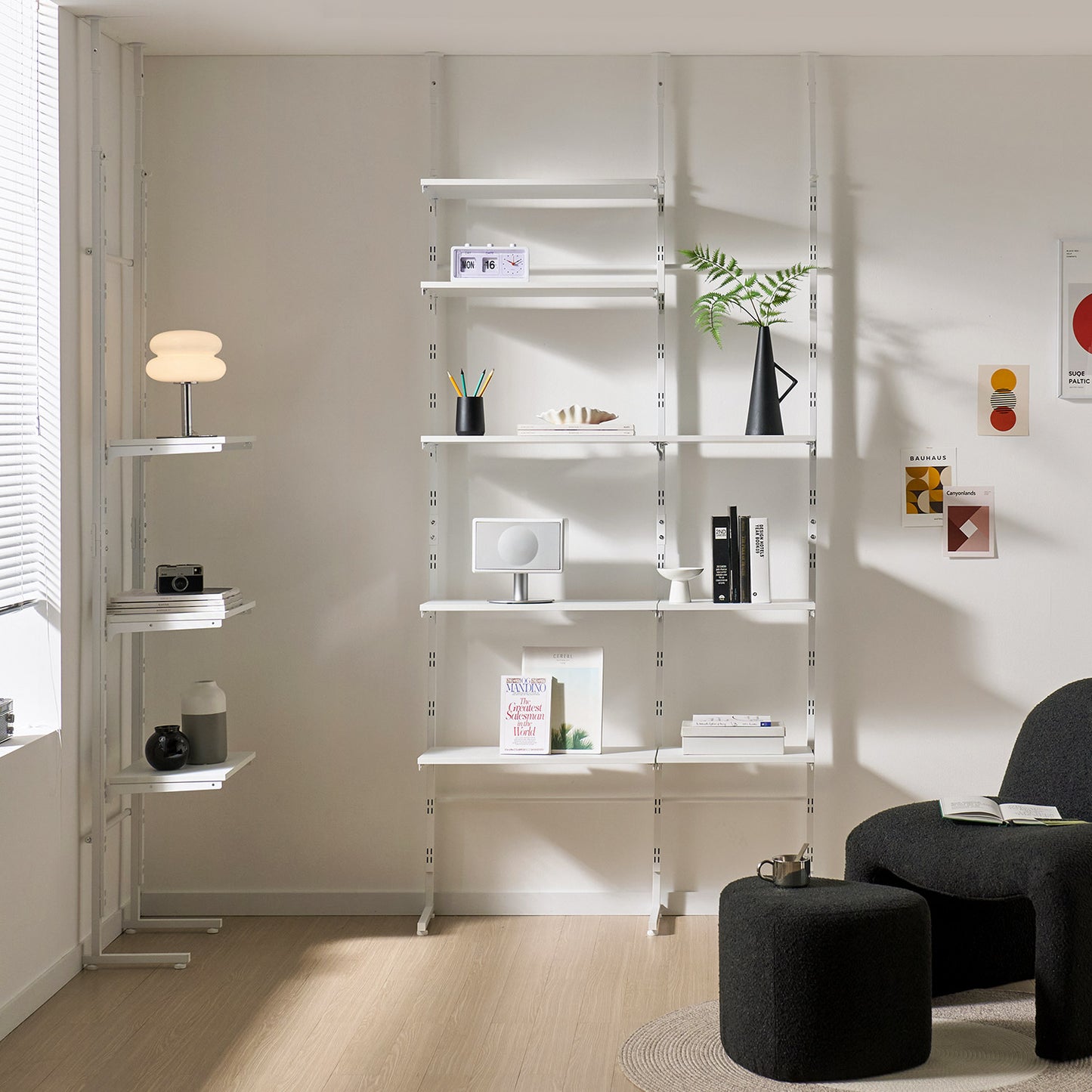 Roomnhomeのエルパ突っ張りカスタムシェルフ、調節可能な棚と金属フレームの白いモジュラー棚ユニット
