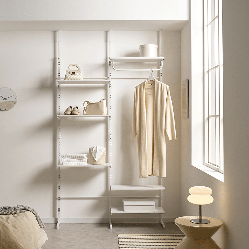 Roomnhome エルパ突っ張りカスタムシェルフ 白の調節可能な棚とハンガーロッド付きモジュラー収納