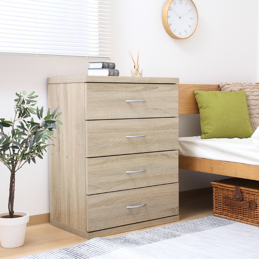 ベッドサイドに4段チェストナチュラルが置いてある様子