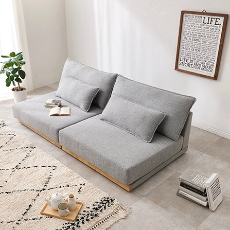 座面が広い2人掛けのソファが並んで置かれている様子