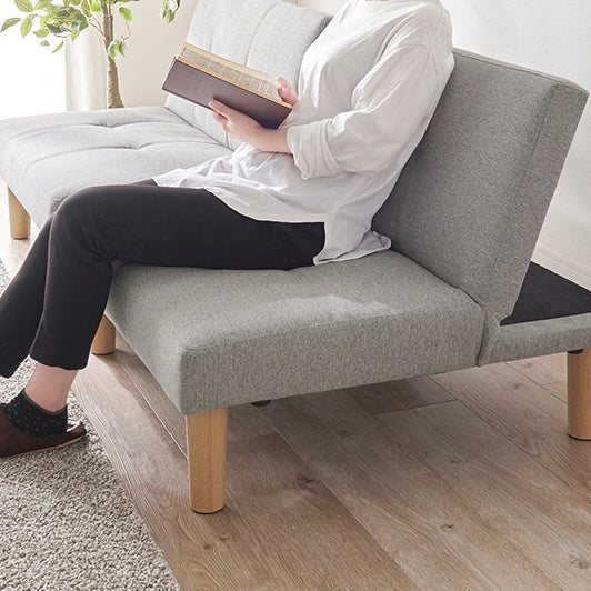 4wayで使えるリクライニング式のソファベッドがリビングに置かれている様子