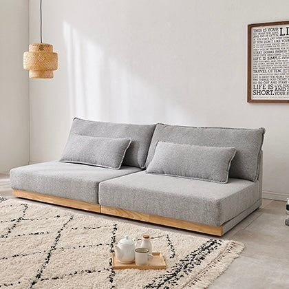 座面が広い2人掛けのソファが並んで置かれている様子