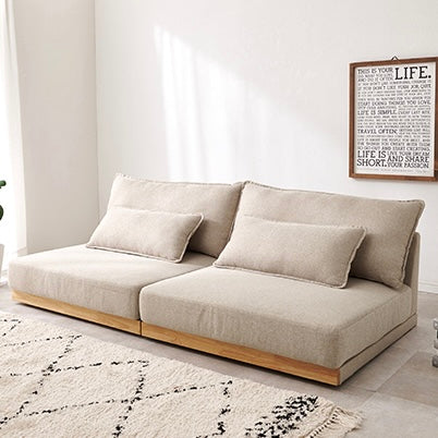 座面が広い2人掛けのソファが並んで置かれている様子