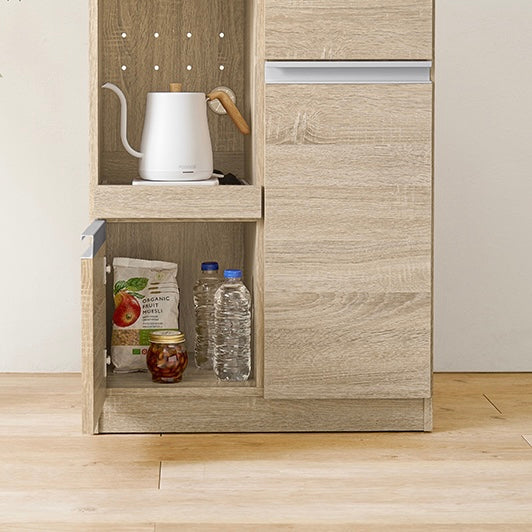 ナチュラルのキッチンボードにケトルとストック用品が収納されている様子