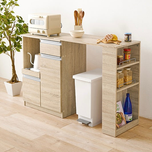 ナチュラルのキッチンボードに調理器具やストック品が収納されている様子