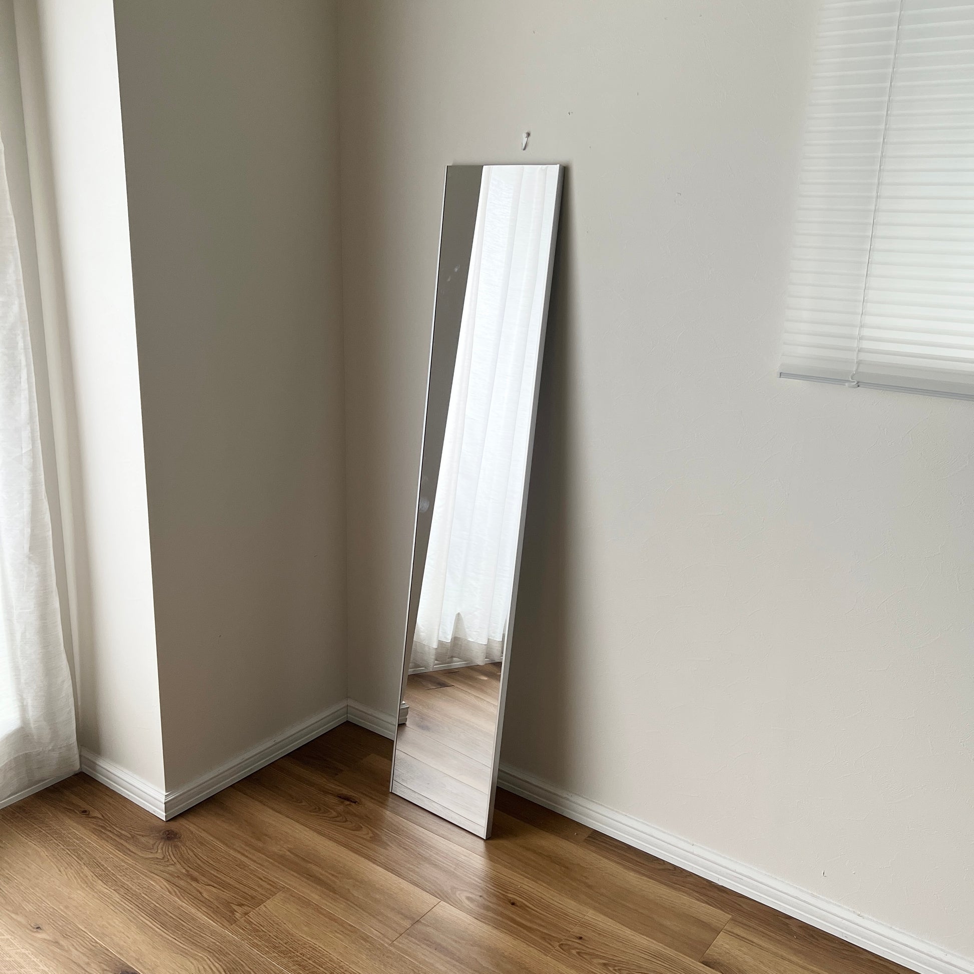 全身鏡を壁に立てかけている様子