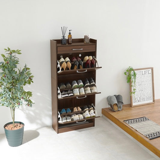 ブラウンのフラット扉式シューズケースに沢山の靴を収納している様子