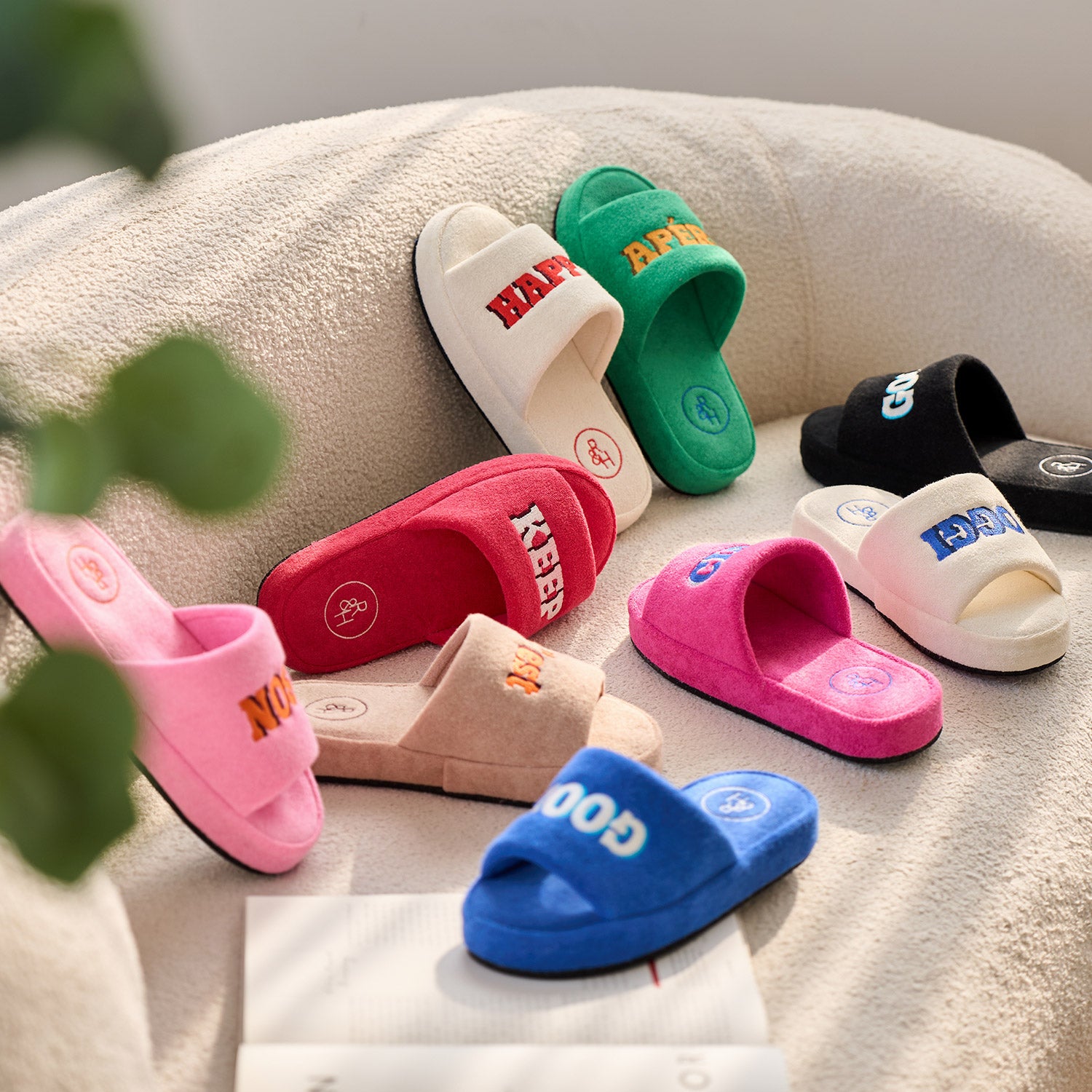 ビビットなカラーにレタリング刺繍が映えるトレンド感のあるスリッパ