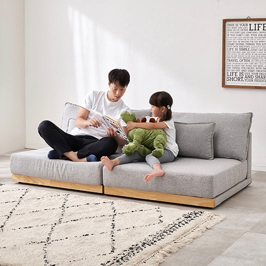 座面が広い2人掛けのソファに親子が座っている様子