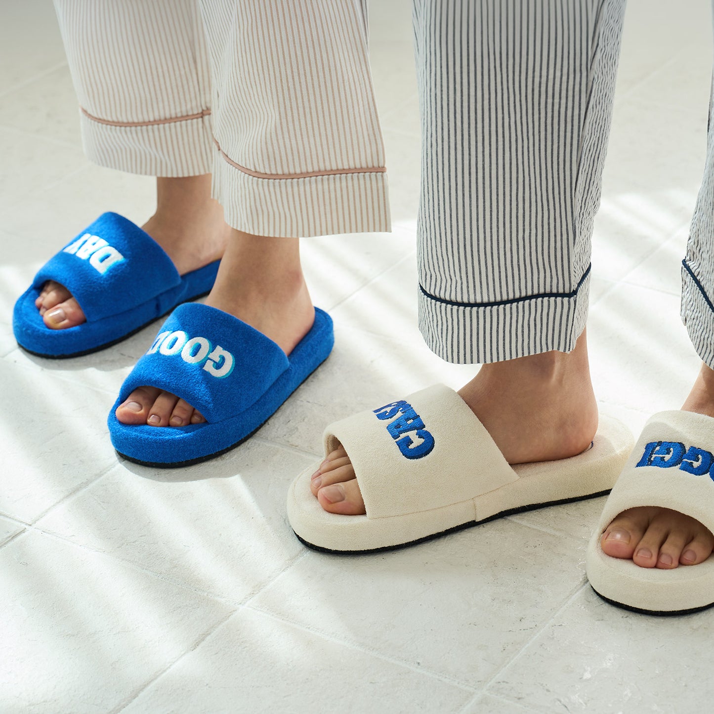 ビビットなカラーにレタリング刺繍が映えるトレンド感のあるスリッパ