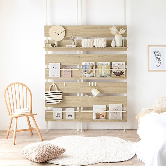 ナチュラルの突っ張りディスプレイラックを2つ並べて設置している様子