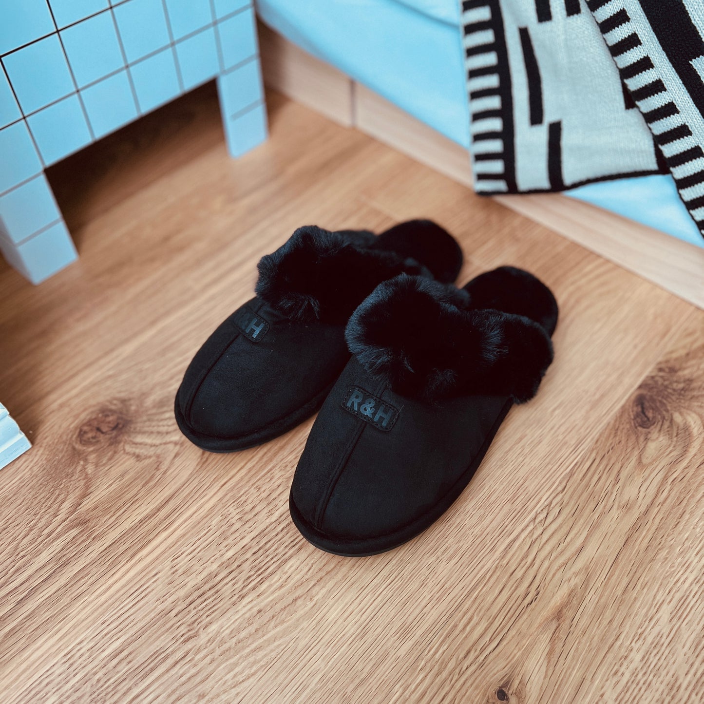 ブラックのムートン調のファースリッパ