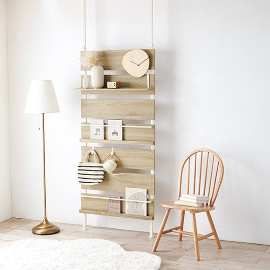 ナチュラルの突っ張りディスプレイラック