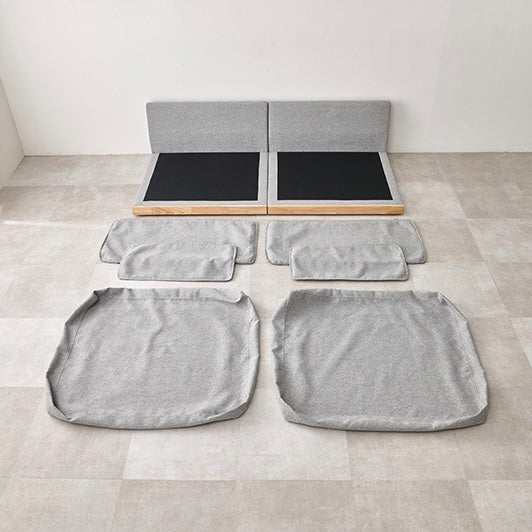 座面が広い2人掛けのソファのカバーを外した様子