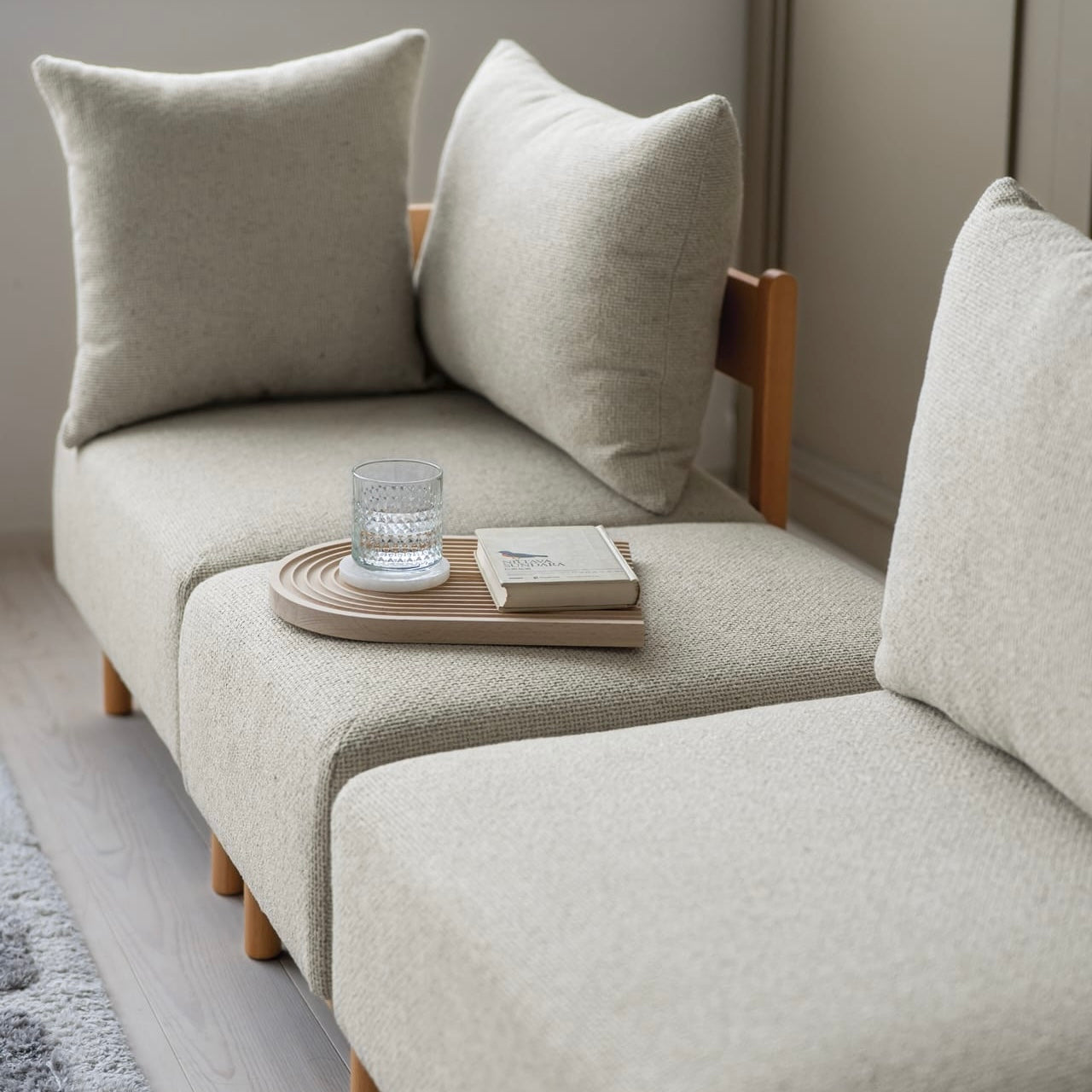 木製フレームのベージュのソファ