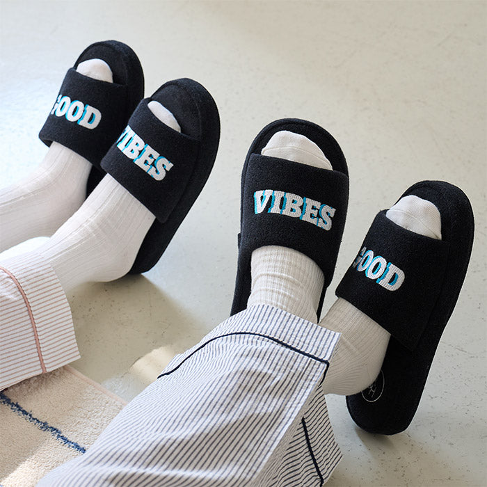 ビビットなカラーにレタリング刺繍が映えるトレンド感のあるスリッパ