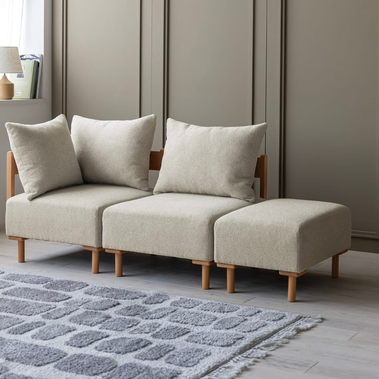 木製フレームのベージュのソファ