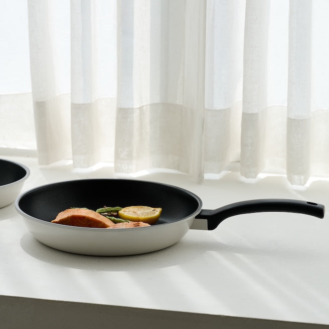 白と黒のモノクロカラーのお洒落なフライパン