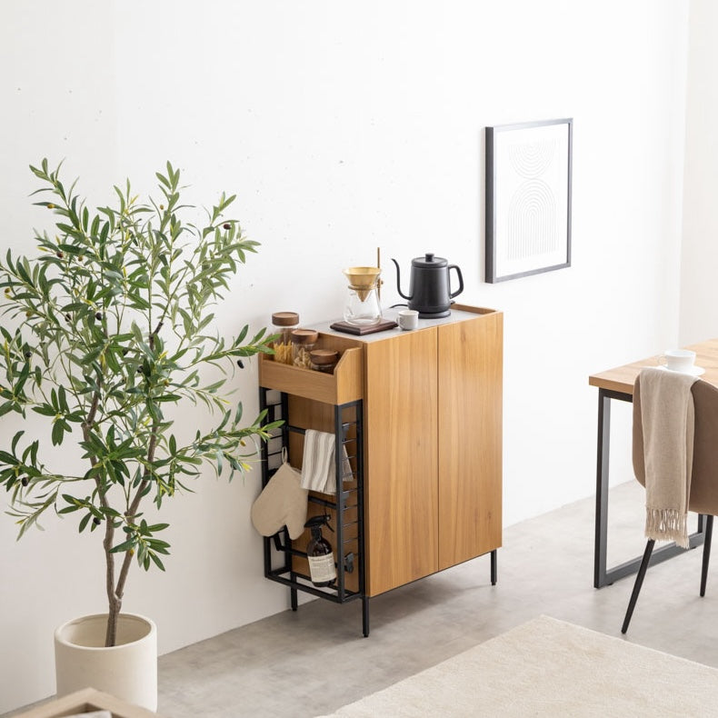 ブラウンのラック付きキャビネットをリビングに置いている様子