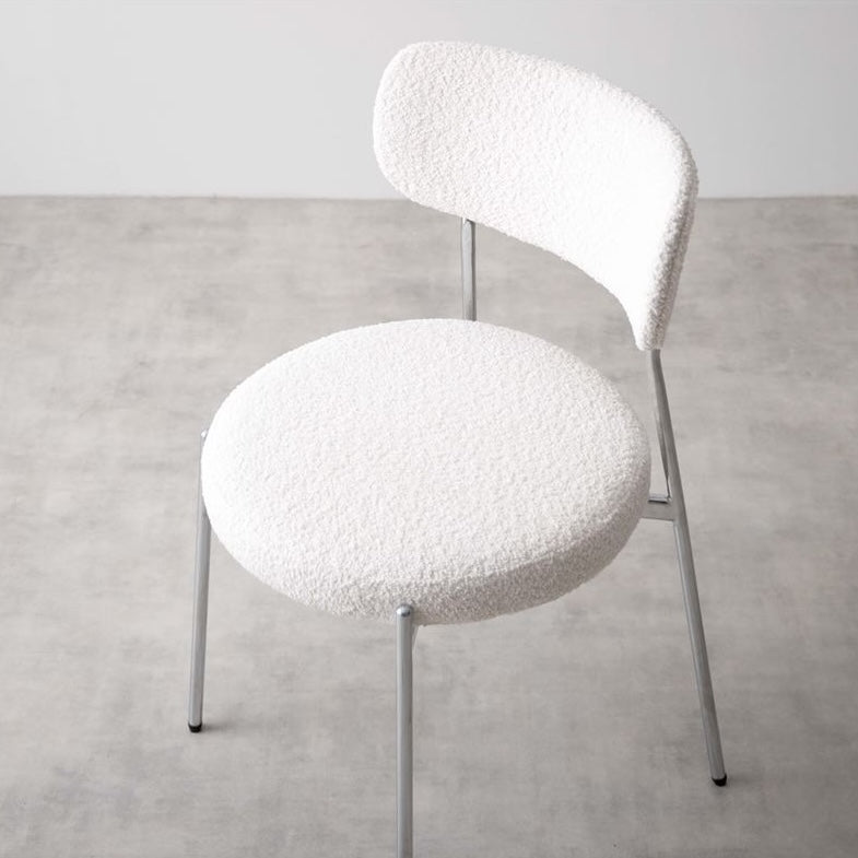 ホワイトのもこもこな素材のダイニングチェア