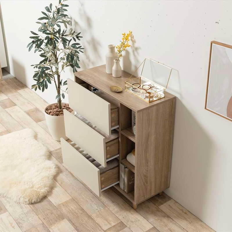 リビングに置かれた引き出し付きのキャビネットの中に洋服が収納されている