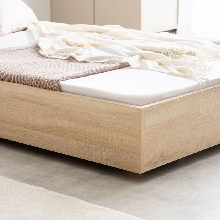 マットレスがズレにくい「ドロップマット構造」のナチュラルウッドのローベッドフレームの角のアップ