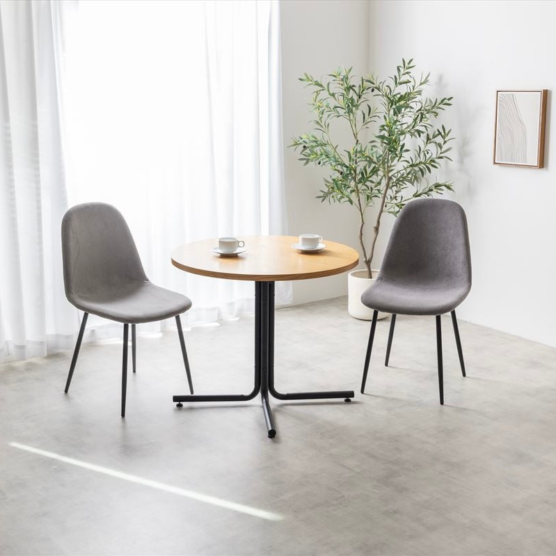 ダイニングに座面がコーデュロイ生地の椅子が2脚置かれている