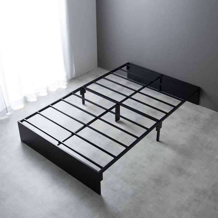 シンプルな黒のベッドフレームの骨組み状態を上から見た写真