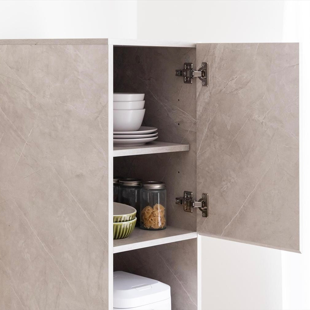 グレーの隙間キッチンボードのお皿が収納されている