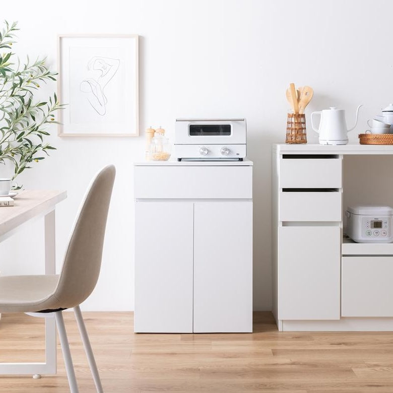 ホワイトのゴミ箱とキッチンボードが一体となった収納家具