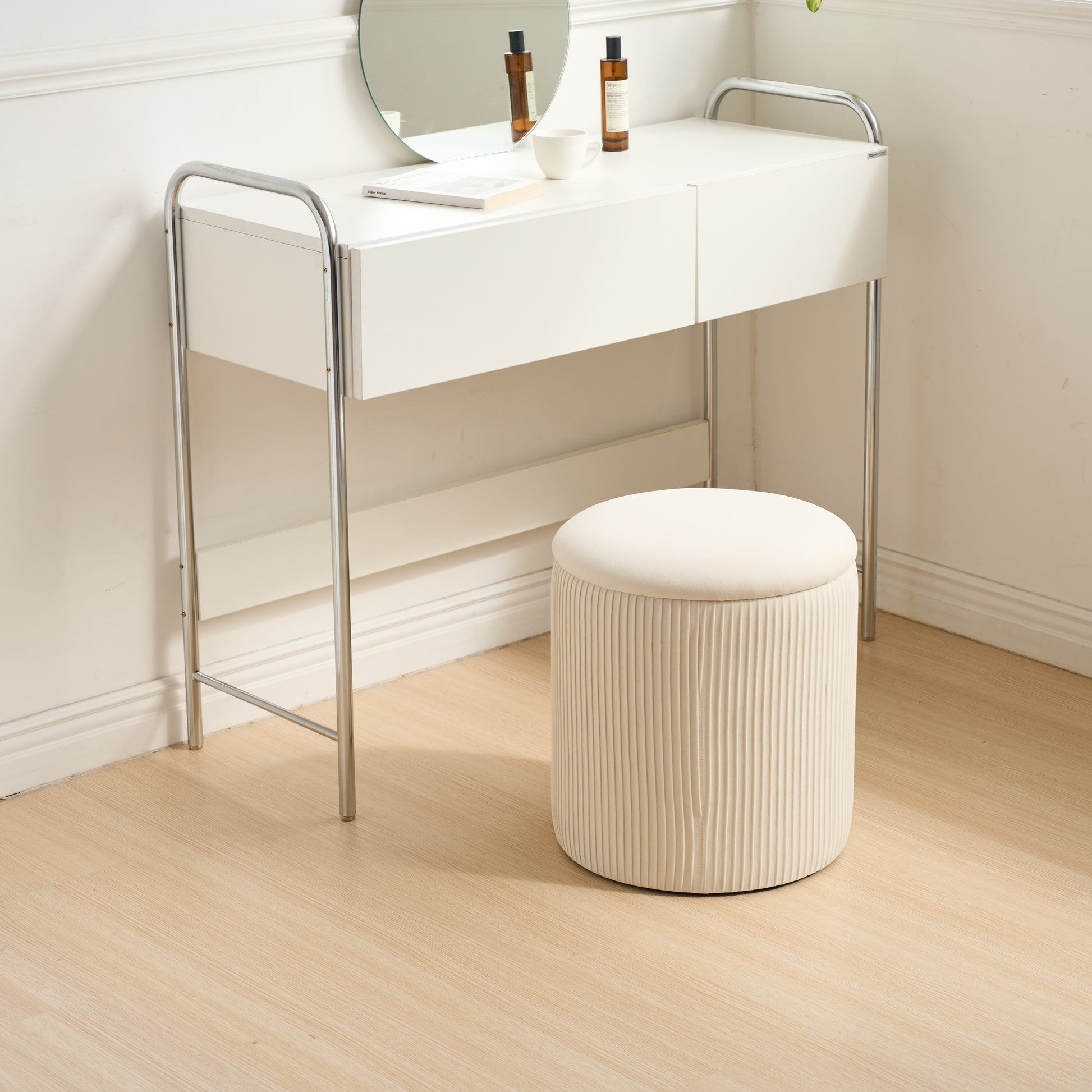 アイボリーの楕円型のプリーツのスツールがドレッサー前に置かれている様子