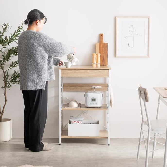 ナチュラルウッドのコンセント付キッチンラックに炊飯器やトースターなどキッチンツールが置いてある様子