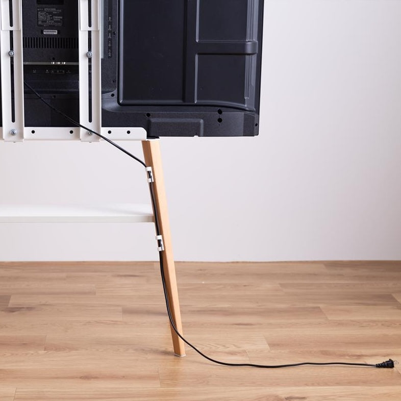 ホワイトのラックが付いたウッド脚のテレビスタンドの背面