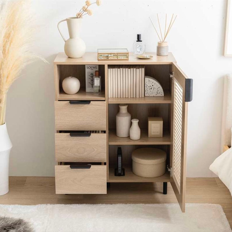 ルーバー扉とひき引き出し収納がついたキャビネットの中に収納された本や雑貨