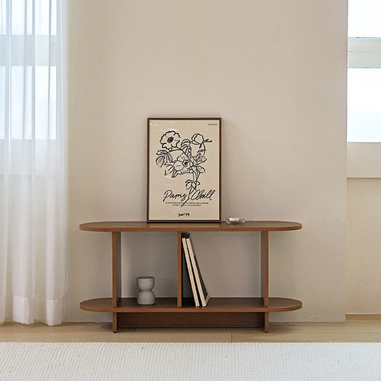 Roomnhomeのバルトラウンドシェルフは滑らかな暖色木材仕上げのミニマリストコンソールテーブルです。