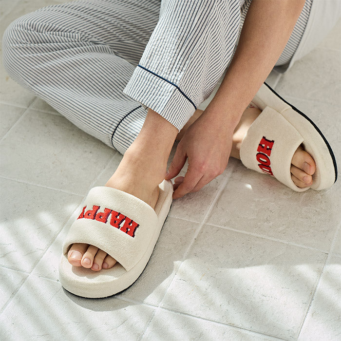 ビビットなカラーにレタリング刺繍が映えるトレンド感のあるスリッパ