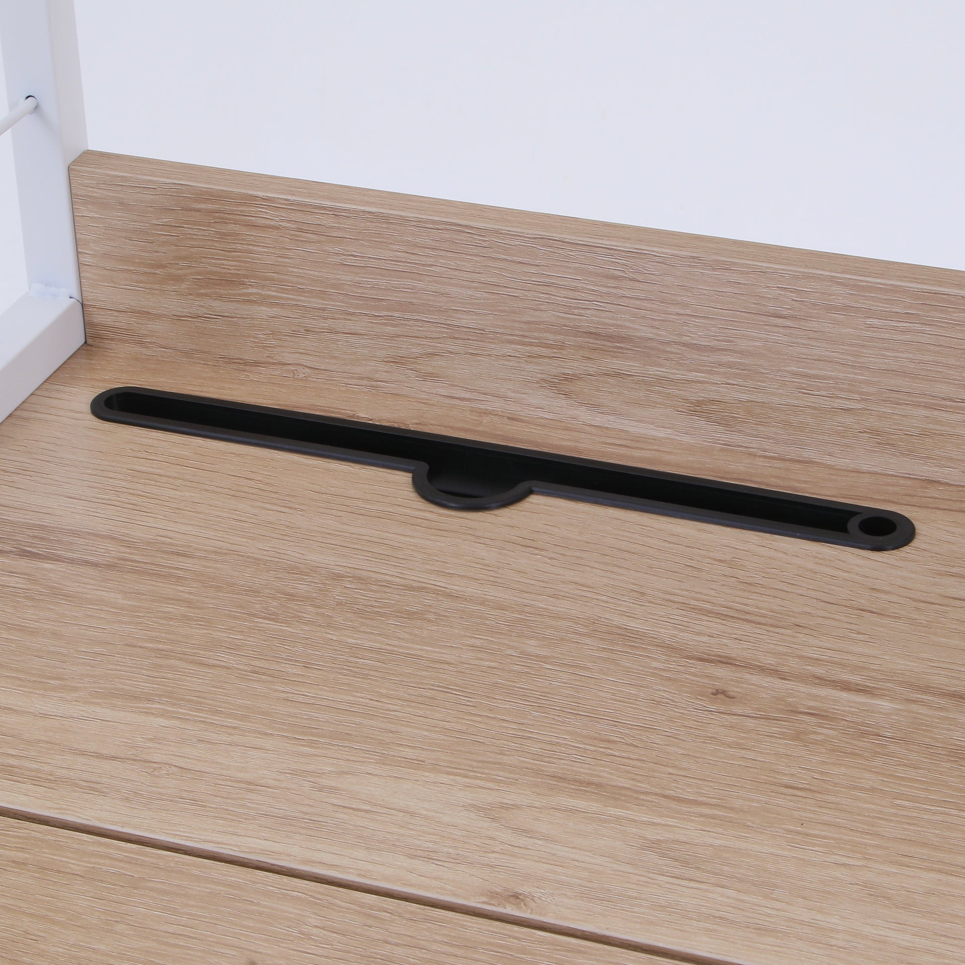 天板が折りたためる収納棚が付いたデスクのコード穴部分