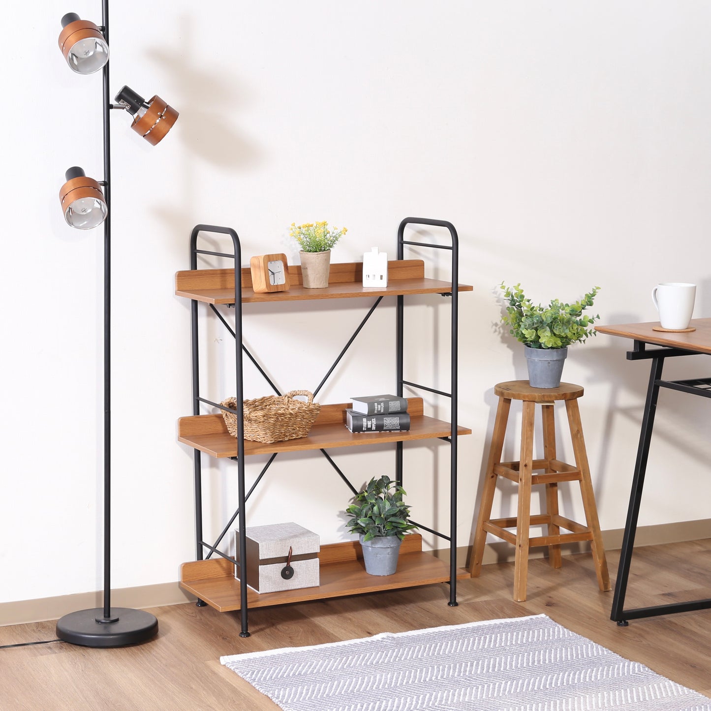 ウッド素材とブラックフレームの3段のオープンシェルフがリビングに置かれている様子
