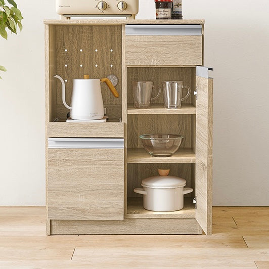 ナチュラルカラーのキッチンボードにトースターとケトル、食器が収納されている様子