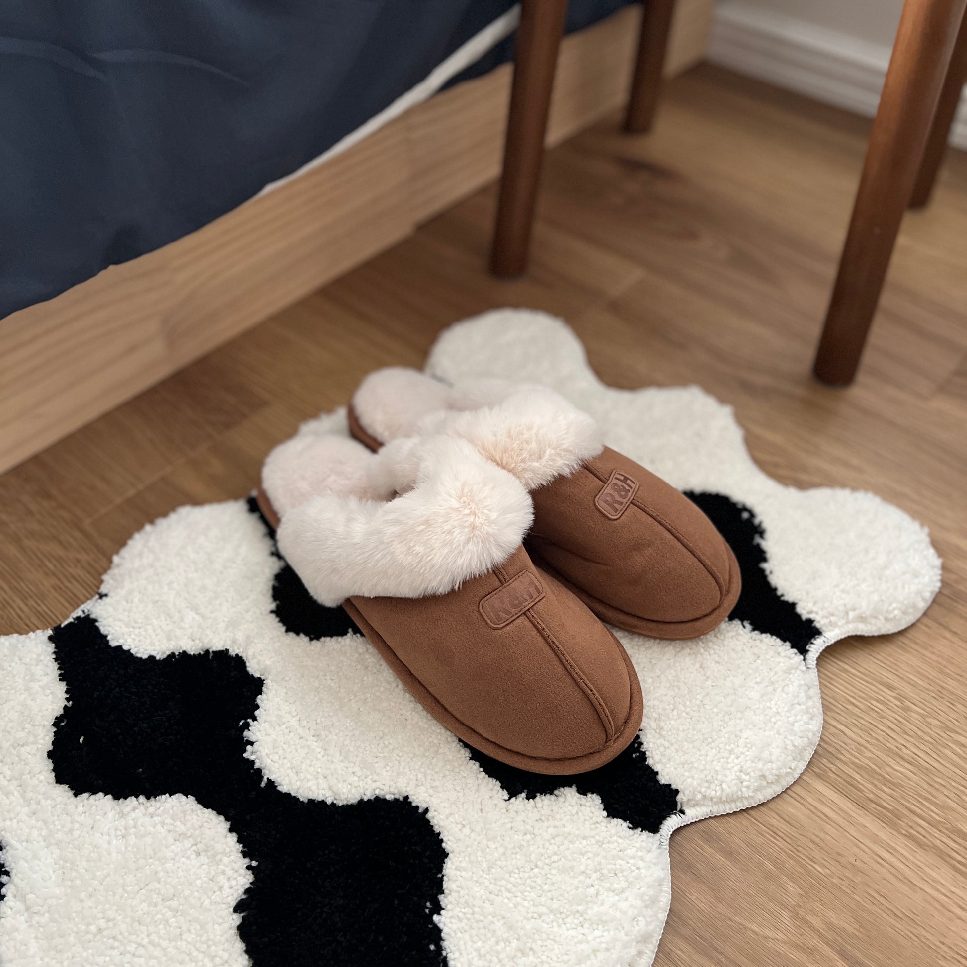 ブラウンのムートン調のファースリッパ