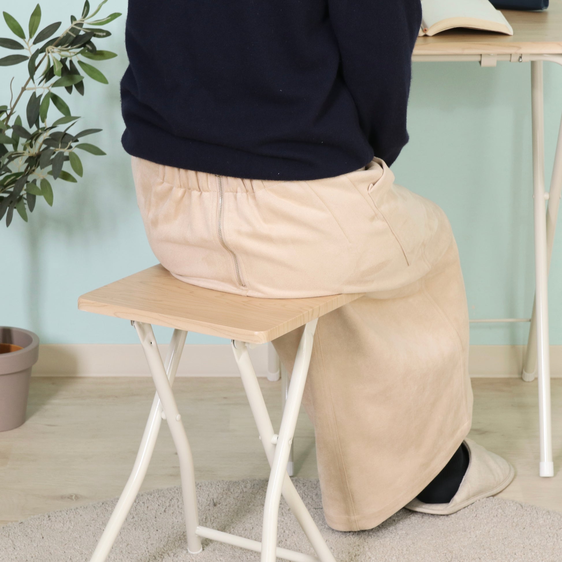 折り畳みコンパクトテーブルチェアセットの白い金属脚と薄い木製の折りたたみスツールです。