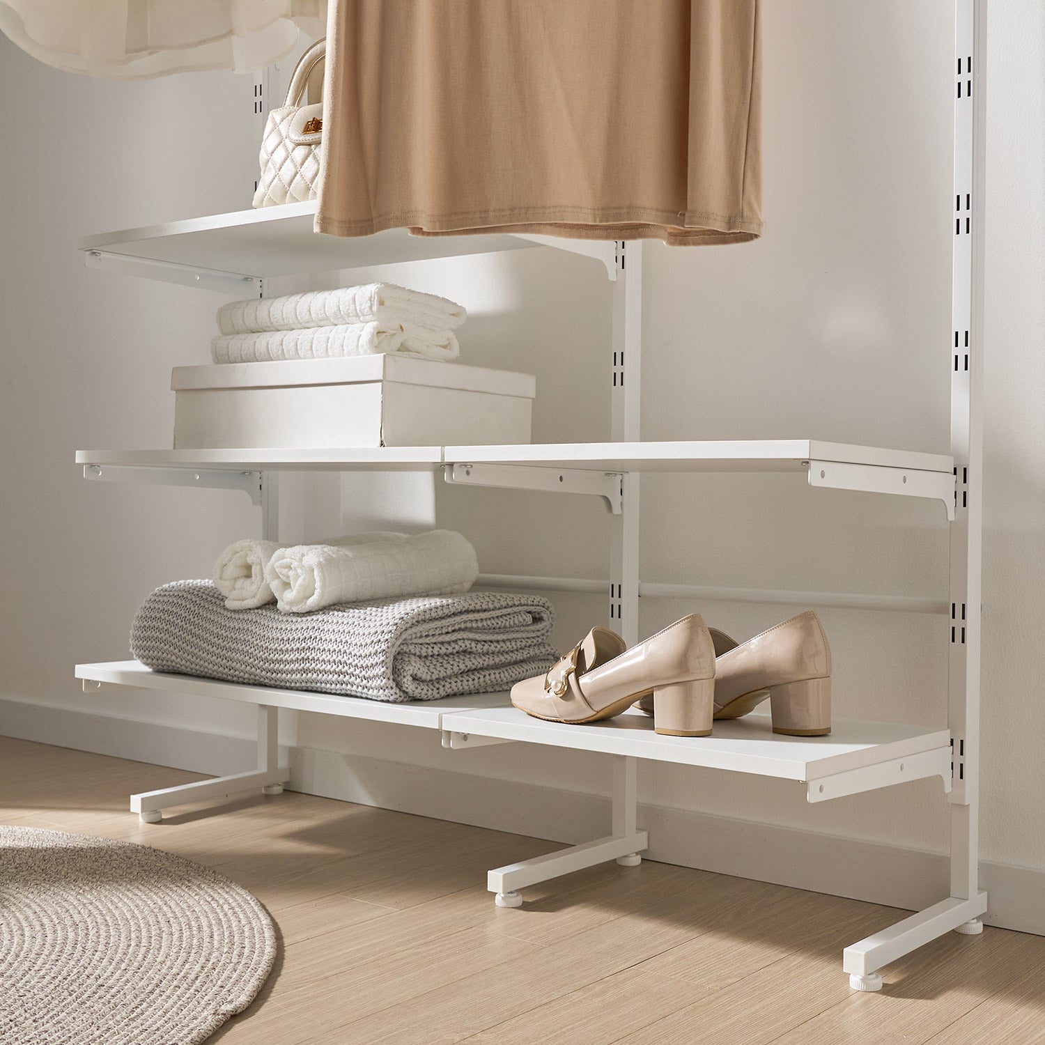 Roomnhome｜エルパ突っ張りカスタムシェルフのホワイトメタル調節可能な棚板付きミニマル設計棚ユニット