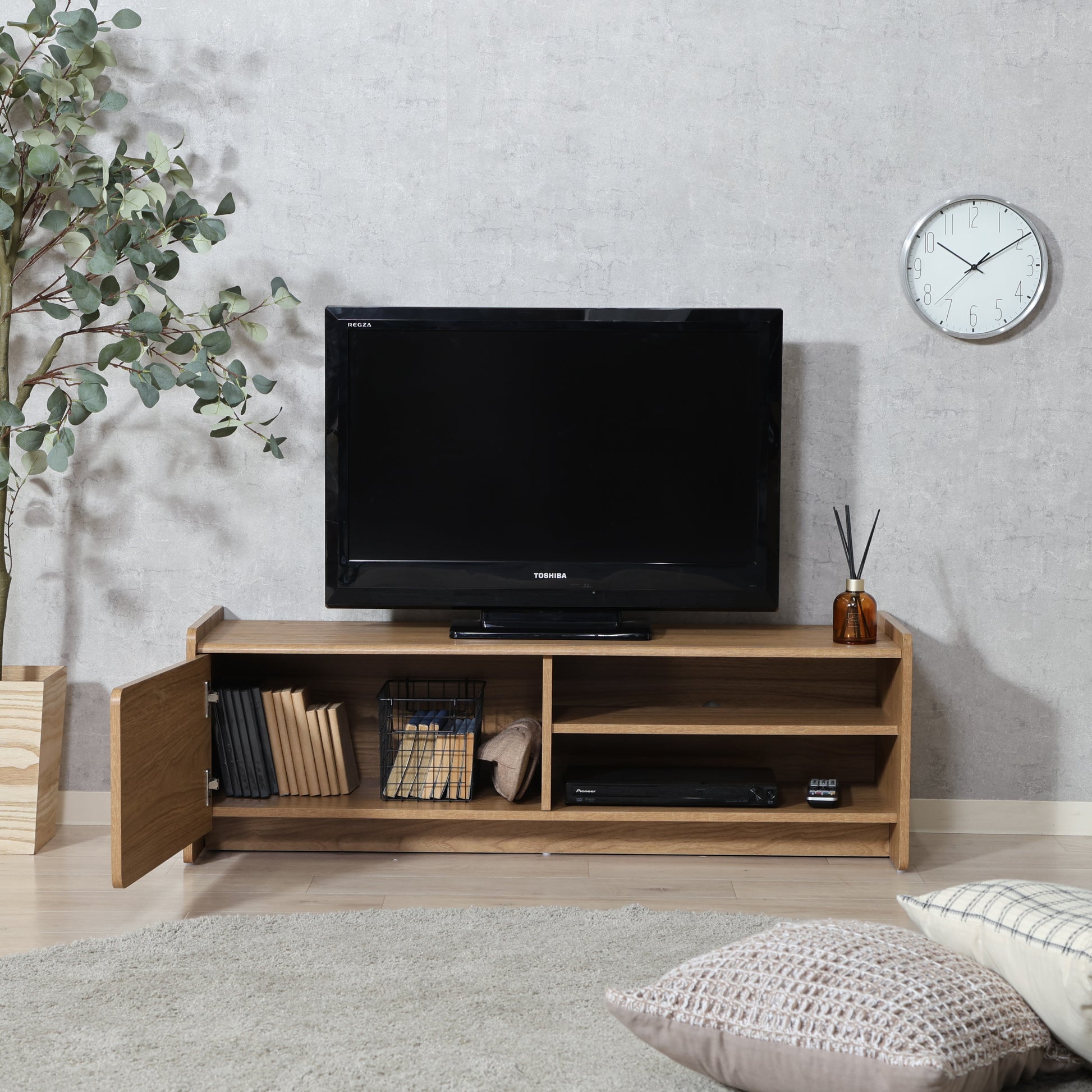 部屋のリビングにブラウンカラーの幅120cmのテレビボードが置いてある写真