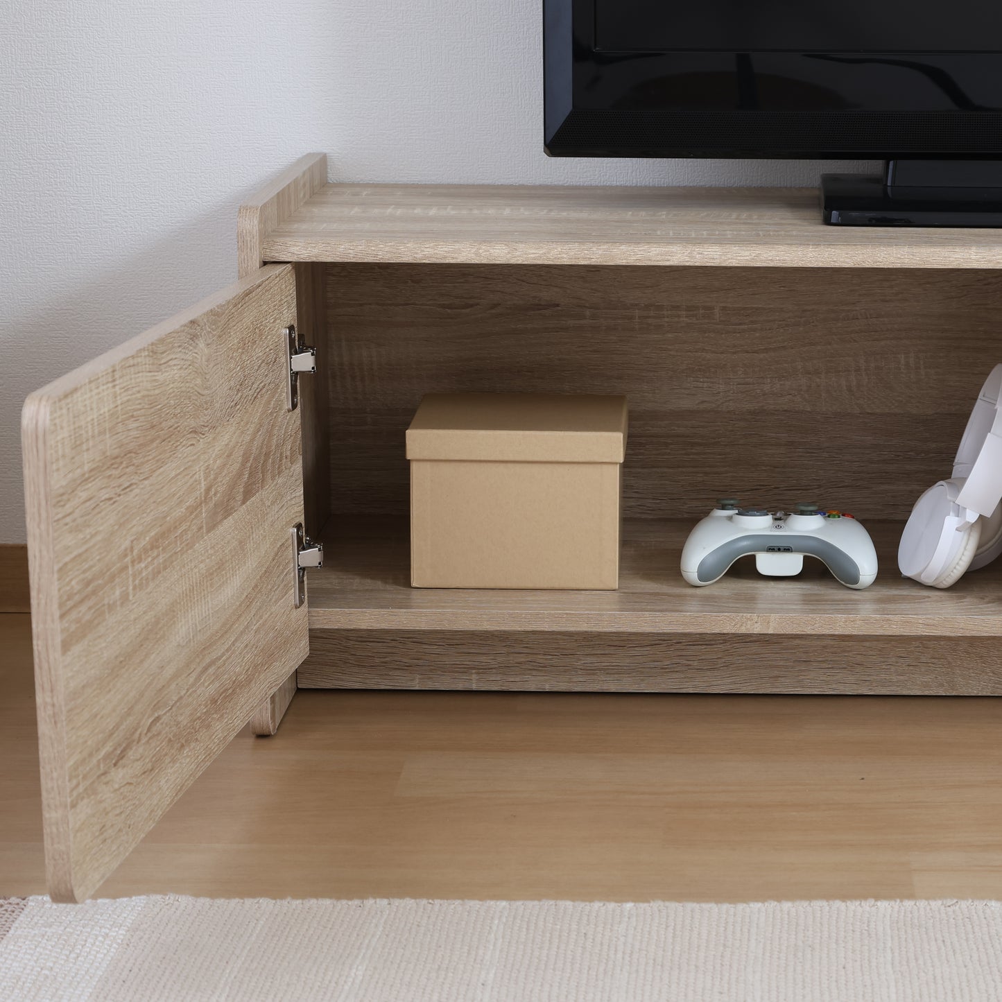 部屋のリビングにホワイトオークカラーの幅120cmのテレビボードの扉収納部分のアップの写真