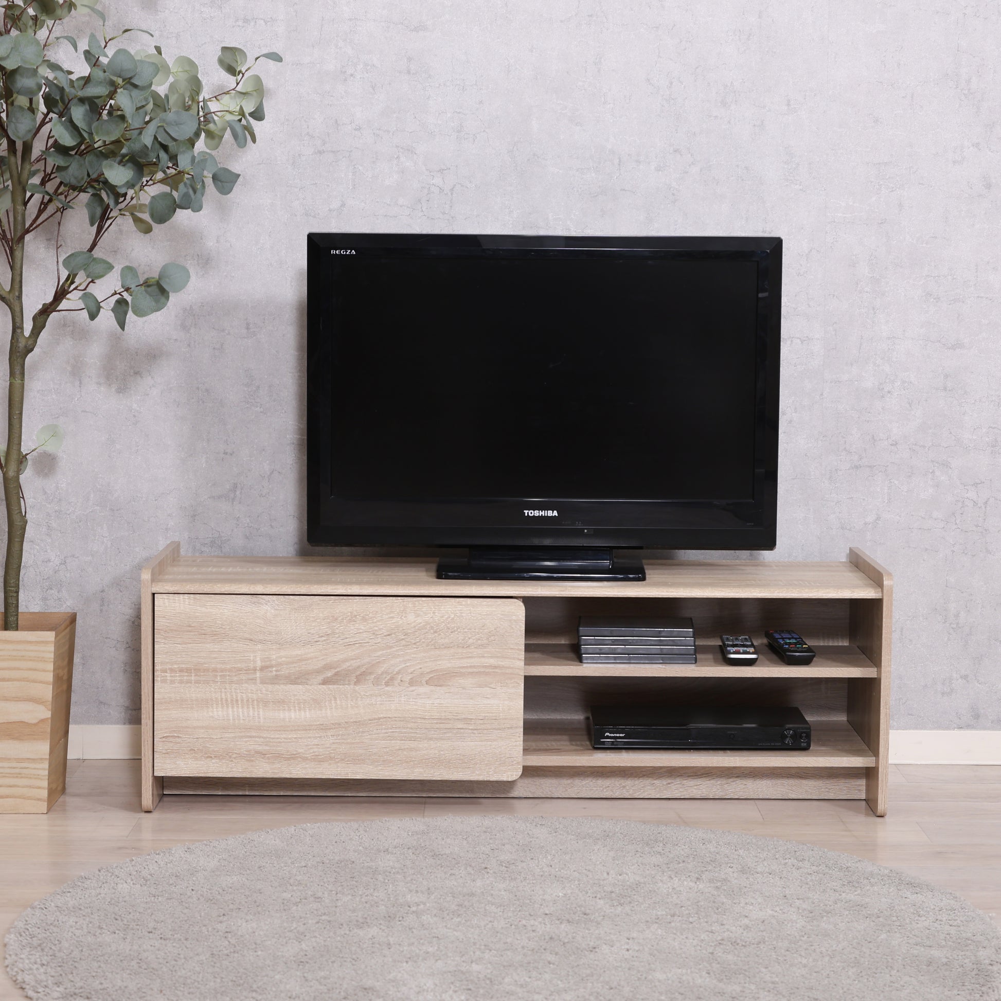 部屋のリビングにホワイトオークカラーの幅120cmのテレビボードが置いてある写真
