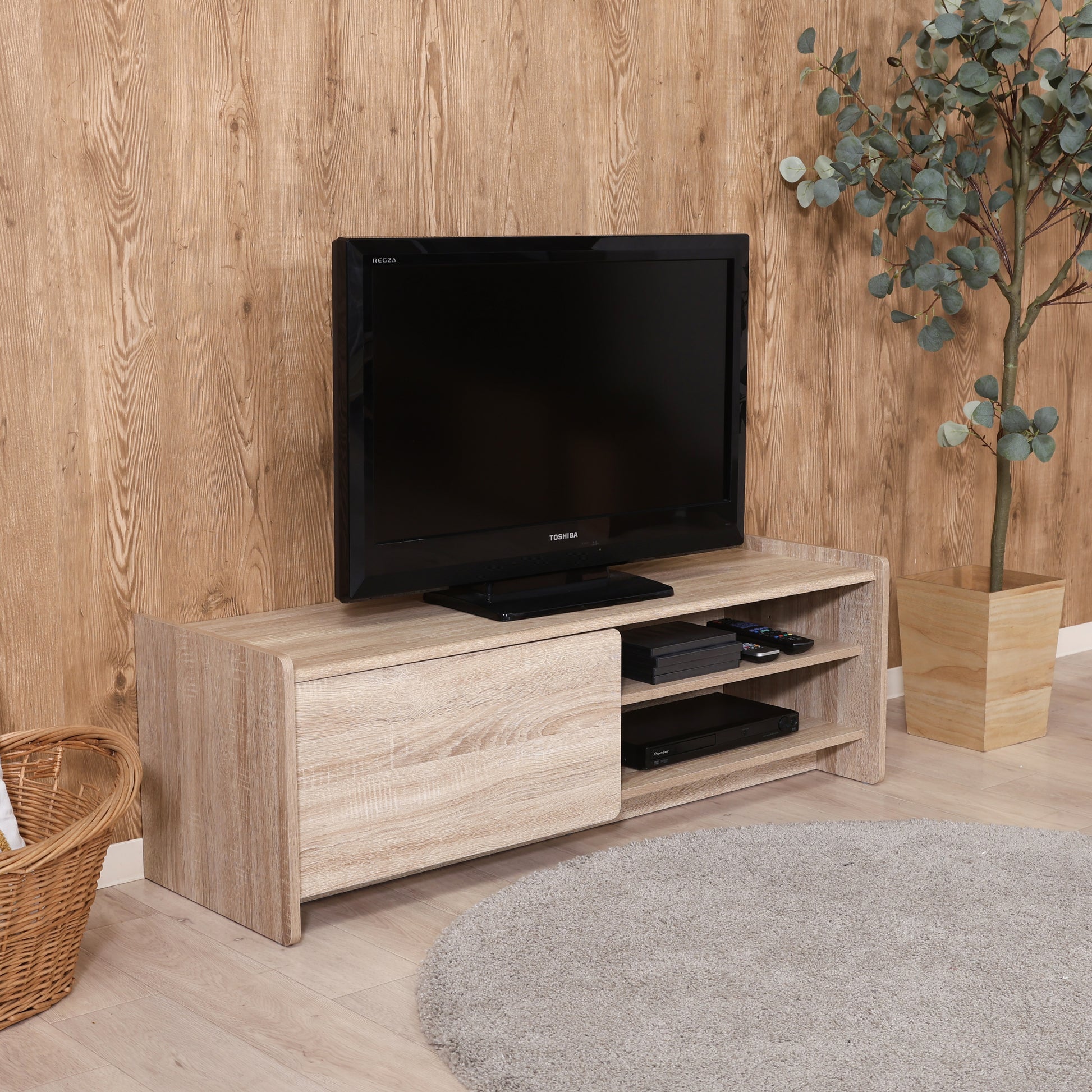 部屋のリビングにホワイトオークカラーの幅120cmのテレビボードが置いてある写真